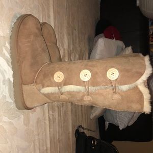 UGG BOOTS WITH BAILEY BUTTON TRIPLET